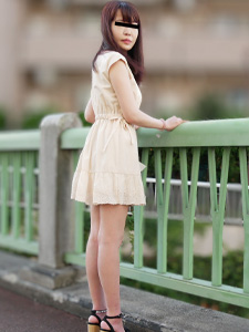 新居お披露目で誘った女の子と新しいソファでSEX
肌がすべすべでツルツルのおまんこに乳首がちょこんとついた大きめおっぱいが素敵な松村菜央ちゃん。大きな新居に引っ越しした男が菜央ちゃんに見せたかったみたいでお家にお呼ばれ。ササッとお家を見たあとはもちろん誰にも邪魔されない俺様の家でじっくりセックス！このためにでかいソファーをゲットしました。大きめなオッパイを揉みしだき、クリ弄りからパイパンマンコに指をズブズブ。丁寧なフェラでご奉仕されて生チンを入れたくなったのか騎乗位で自ら挿入してきてくれました。最後は中に出してーーと大絶叫で中出しフィニッシュです！

再生時間
00:51:52
出演
松村菜央 